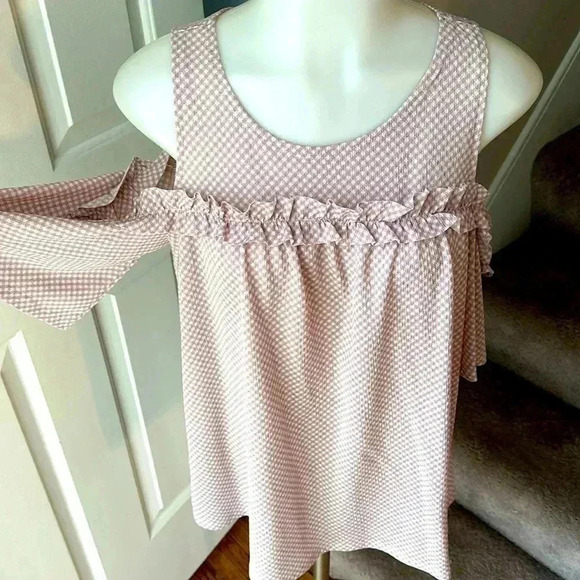 LC Lauren Conrad Tops - Size M Lauren Conrad ruffle front cold shoulder top